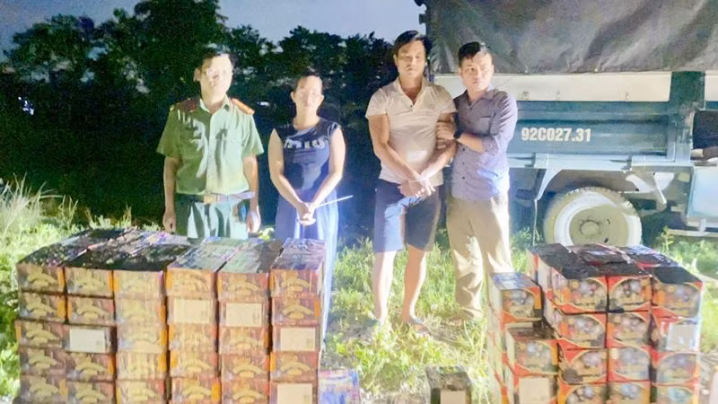 Hai đối tượng Đỗ Ngọc Mạnh và Nguyễn Thị Hương ( giữa) cùng tang vật vụ án.