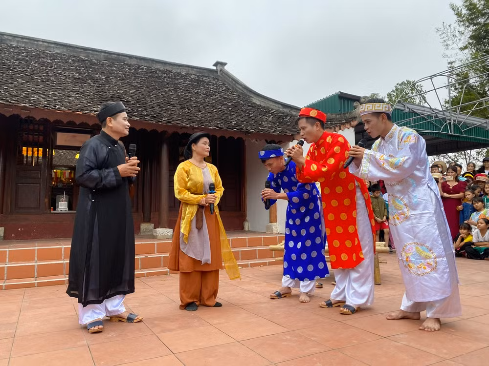 Người dân làng Quỳnh tái hiện câu chuyện “Ông đồ Nghệ và con cá gỗ”.