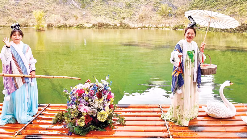 Hai cô gái dân tộc Choang tái hiện màn gieo cầu trên con suối Nga Tuyền.