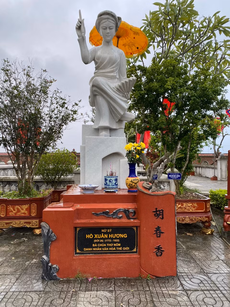 Bức tượng "Bà chúa thơ nôm" Hồ Xuân Hương - Danh nhân văn hóa thế giới trong khuôn viên Nhà thờ họ Hồ Bức tượng "Bà chúa thơ nôm" Hồ Xuân Hương - Danh nhân văn hóa thế giới trong khuôn viên Nhà thờ họ Hồ