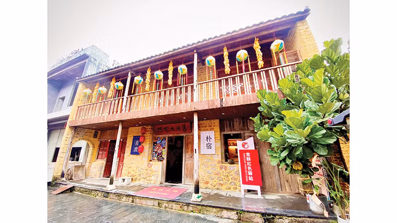 Tú cầu được lựa chọn là điểm nhấn trang trí bắt mắt cho một khách sạn đậm màu hoài cổ.