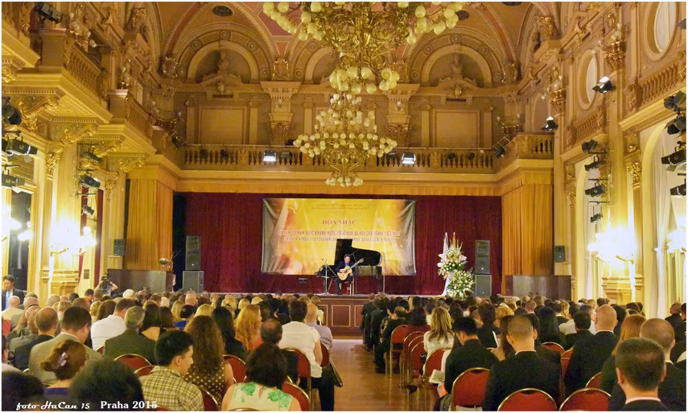 Nghệ sĩ Đặng Ngọc Long biểu diễn trước đông đảo khán giả Tiệp Khắc (cũ) - Ảnh NVCC