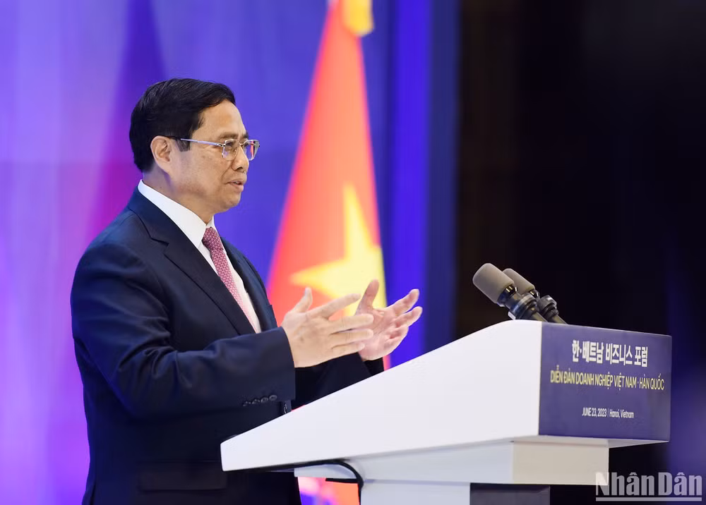 Thủ tướng Phạm Minh Chính phát biểu tại Diễn đàn Doanh nghiệp Việt Nam - Hàn Quốc. Thủ tướng đánh giá cao và cảm ơn những chia sẻ thẳng thắn, chân thành của các doanh nghiệp Hàn Quốc về tình hình kinh doanh tại Việt Nam và cam kết đầu tư ở Việt Nam trong những lĩnh vực mới.
