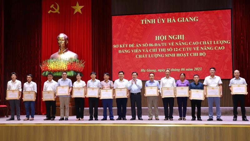 Các tập thể, cá nhân có thành tích xuất sắc trong thực hiện Đề án số 06 và Chỉ thị số 12 được nhận bằng khen của Tỉnh ủy Hà Giang.