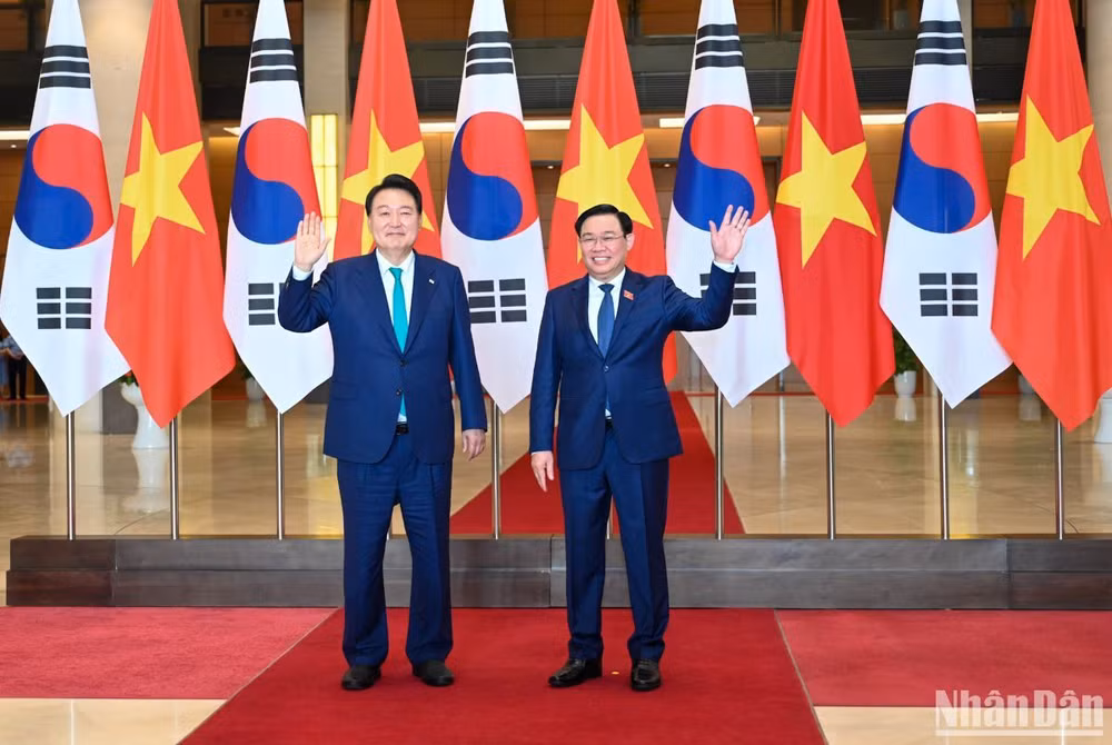 Chủ tịch Quốc hội Vương Đình Huệ và Tổng thống Hàn Quốc Yoon Suk Yeol chụp ảnh lưu niệm tại buổi tiếp.