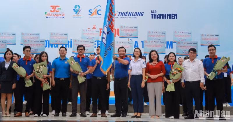 Đại diện các đội hình tiếp sức mùa thi nhận cờ lệnh trước giờ xuất quân.