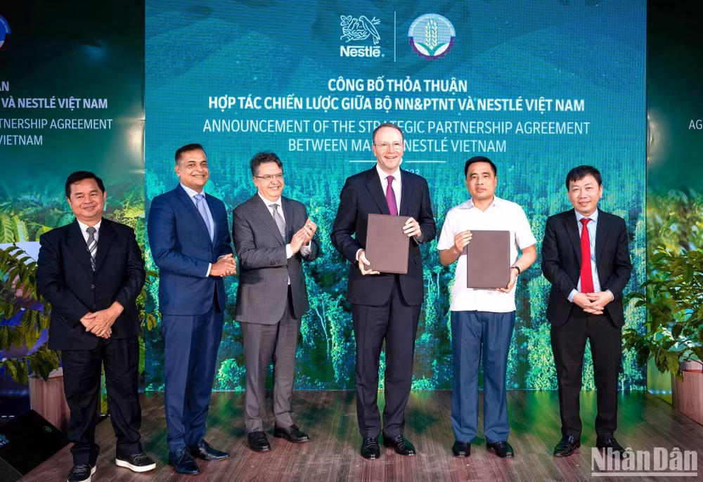 Thứ trưởng Nông nghiệp và Phát triển nông thôn Nguyễn Quốc Trị (thứ 2 từ phải sang) và ông Mark Schneider, Giám đốc điều hành Tập đoàn Nestlé (thứ 3 từ phải sang) tại lễ ký kết bản ghi nhớ hợp tác giữa Nestlé Việt Nam và Bộ Nông nghiệp và Phát triển nông thôn. 