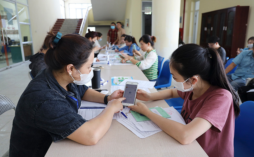 Nhân viên Trung tâm Dịch vụ việc làm tỉnh hướng dẫn người dân đăng ký hồ sơ đề nghị hưởng trợ cấp thất nghiệp trên Cổng dịch vụ công Quốc gia.
