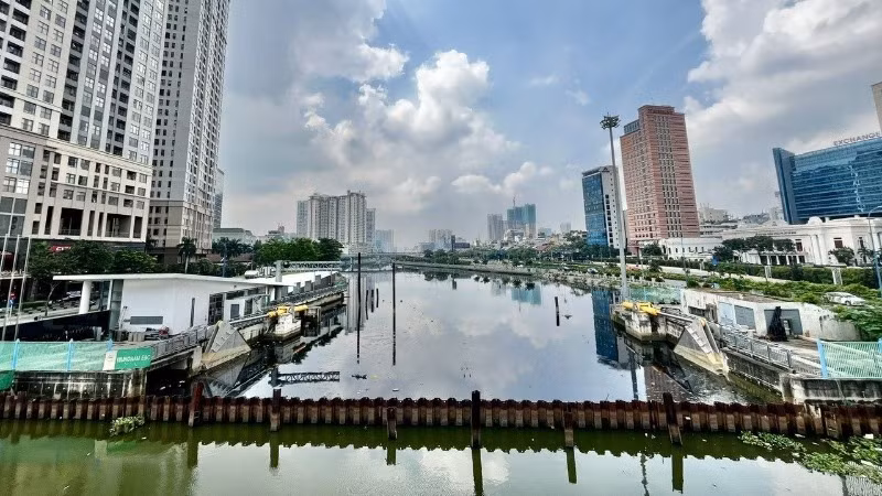 Cống kiểm soát triều Bến Nghé, nằm sát cầu Mống (cây cầu cổ giữa Quận 1 và 4). Cống Bến Nghé được trang bị cửa van hình vòng cung chìm để phù hợp với cảnh quan chung quanh. Cống có khẩu độ 40m, 1 cửa van cống nặng 434 tấn. (Ảnh: TTXVN)