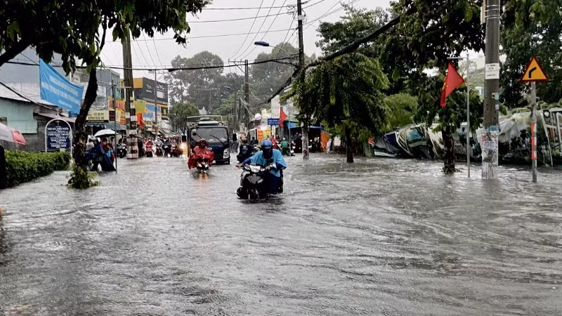 Cứ sau cơn mưa khu vực đường Tô Ngọc Vân, thành phố Thủ Đức ngập nặng, khiến việc lưu thông rất khó khăn. (Ảnh: THẾ ANH)