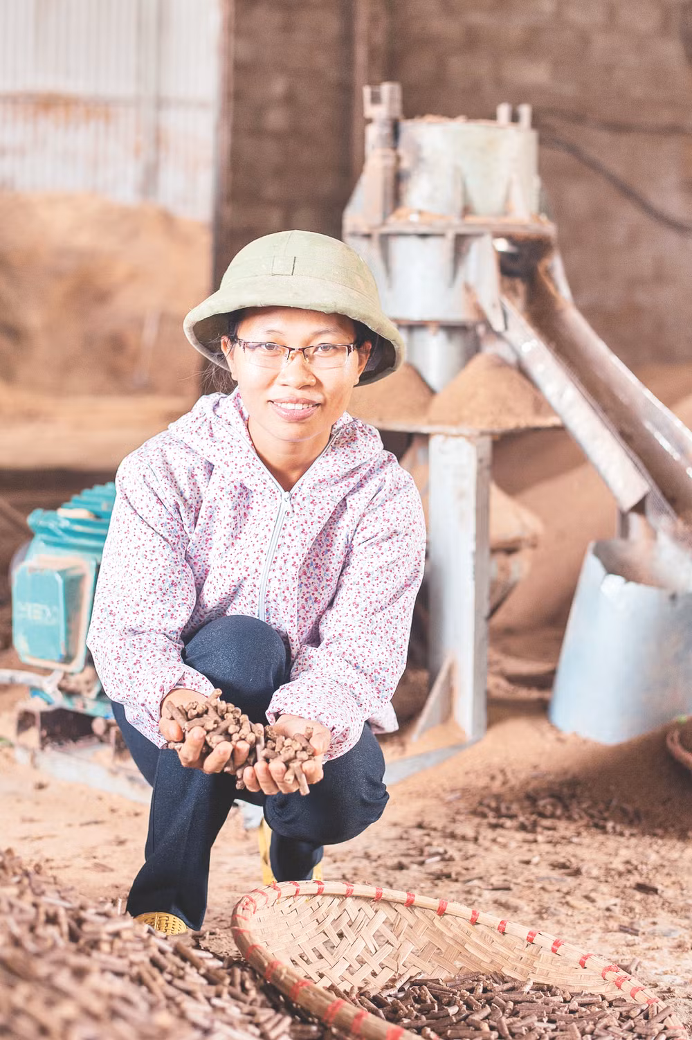 Mẹ đi làm xa, hằng ngày em L.T.A phụ giúp ông bà nhiều việc. Ảnh: Hồng Tâm