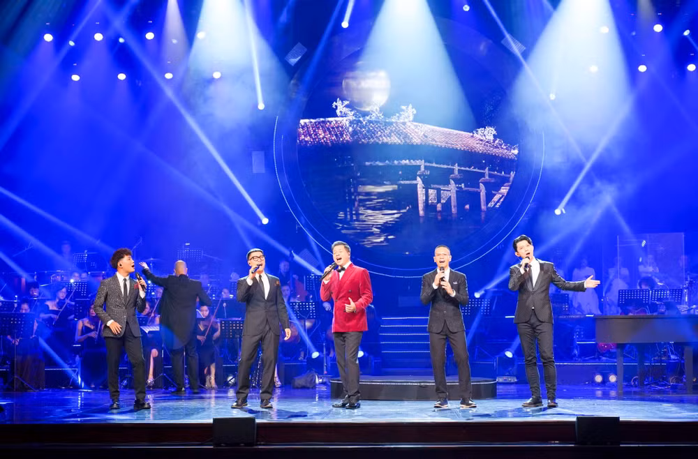 Ca sĩ Đăng Dương (áo đỏ) biểu diễn cùng nhóm Oplus liveshow " Tổ quốc gọi tên mình", tối 26/8/2023.