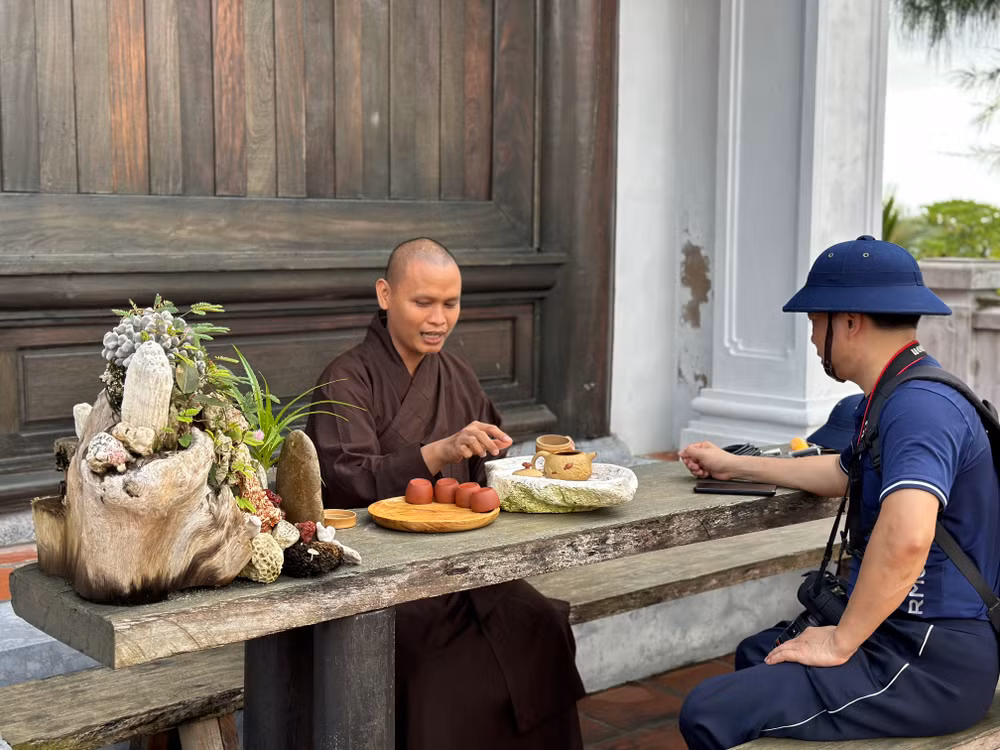 Trụ trì chùa Sinh Tồn Đông, Đại đức Thích Lệ Quang, tiếp khách tới thăm.