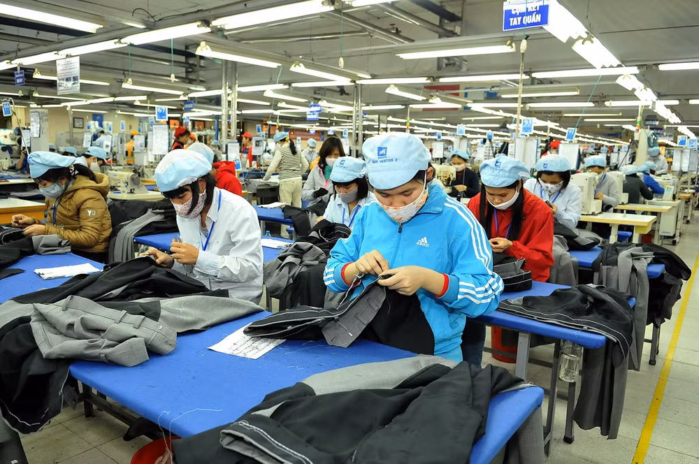 Công nhân làm việc trong xưởng may quần áo xuất khẩu, Tổng công ty May 10. Ảnh: Thu Cúc 