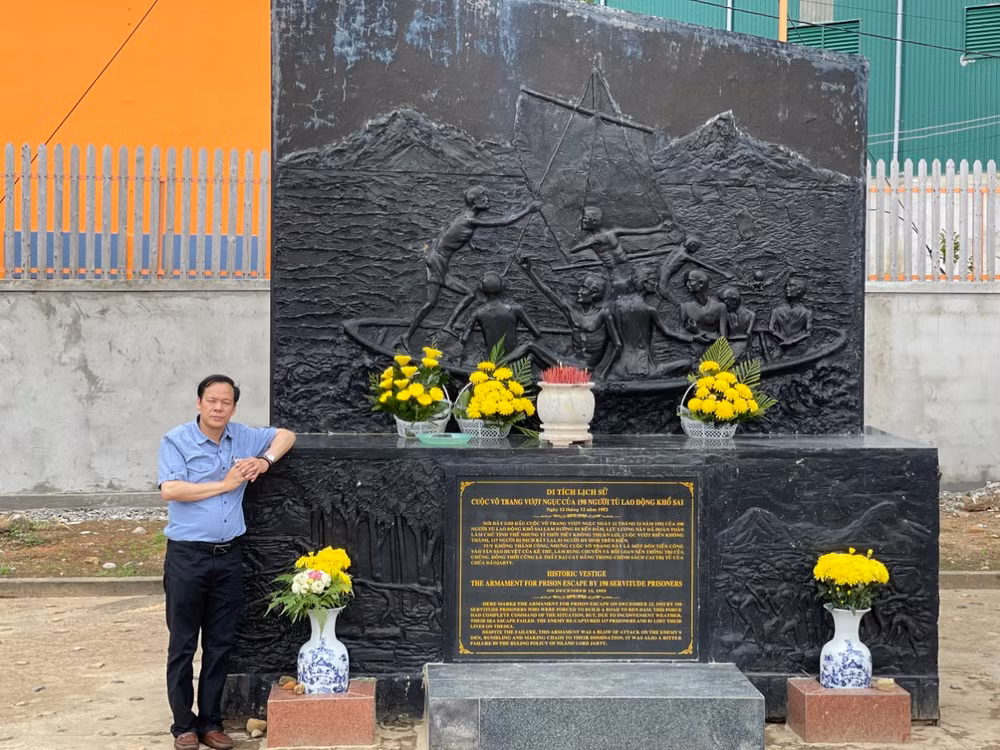 Tác giả bên Bia tưởng niệm Di tích cuộc võ trang vượt ngục ngày 12/12/1952.