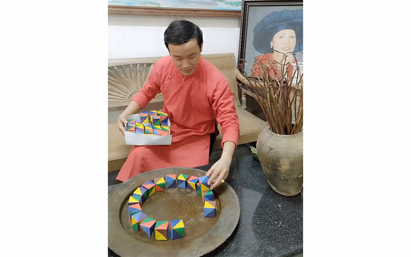 Anh Hà Quốc Phước chuẩn bị mâm bánh ngũ sắc. Ảnh: NVCC