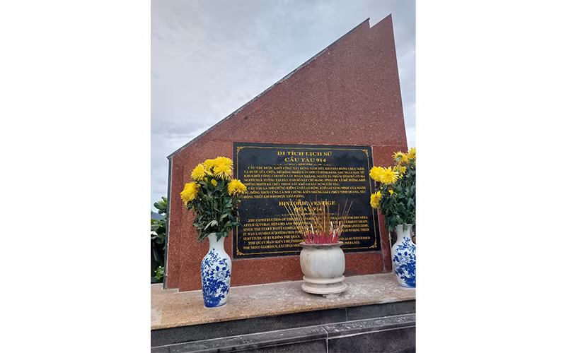 Bia tưởng niệm tại Di tích lịch sử Cầu Tàu 914.