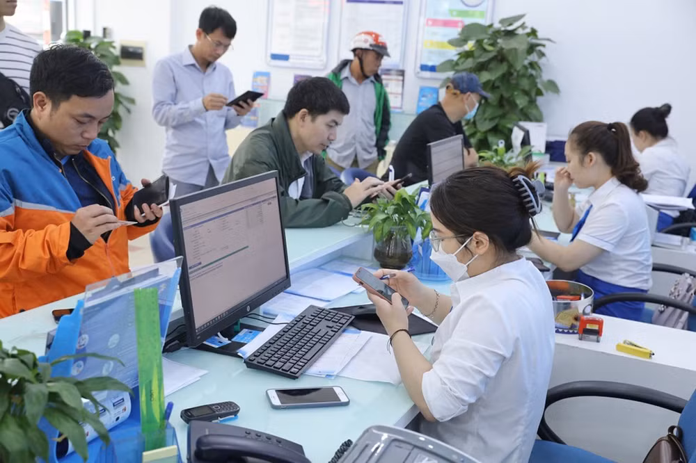 Người dân đến điểm giao dịch chuẩn hóa thông tin thuê bao. Ảnh: Viết Thịnh