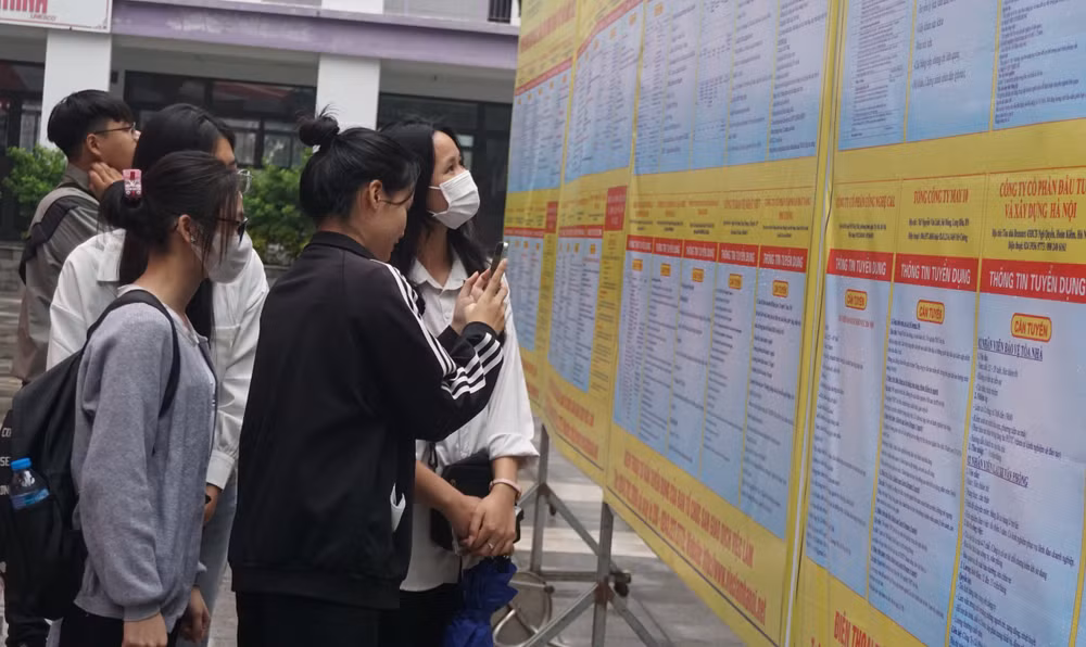 Nhiều bạn trẻ đến các sàn giao dịch tìm kiếm việc làm.