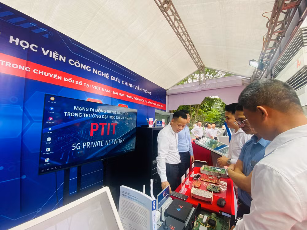 Gian hàng Học viện Công nghệ Bưu chính Viễn thông, đơn vị đóng góp vào đổi mới sáng tạo và chuyển đổi số của Việt Nam qua việc phát triển các công nghệ tiên tiến như AI, IoT, chuyển đổi số.
