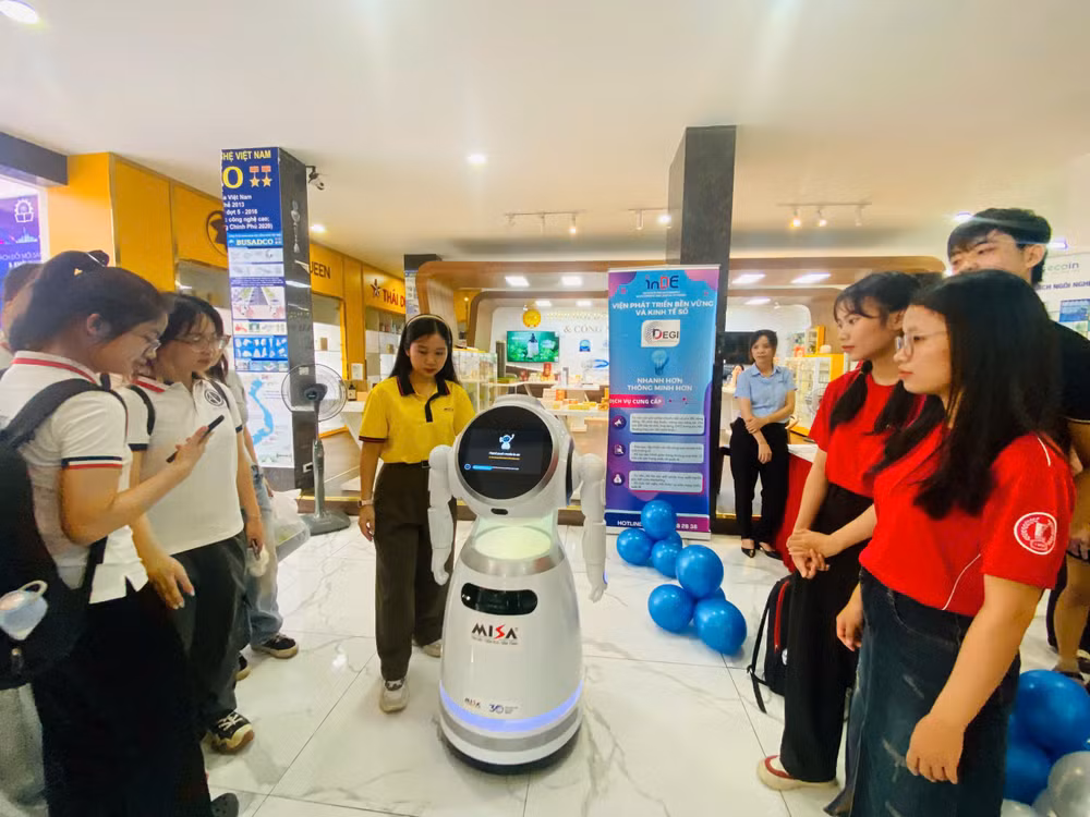 Triển lãm Sách Khoa học và Công nghệ 2025 còn là không gian tương tác, trải nghiệm công nghệ mới.