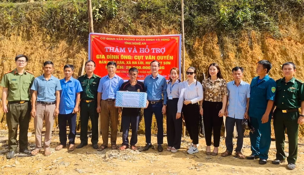 Lãnh đạo Hội đồng nhân dân tỉnh thường xuyên tổ chức thăm hỏi, hỗ trợ các gia đình có hoàn cảnh khó khăn.