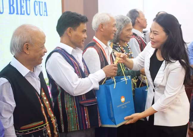 Phó Chủ tịch, Tổng Thư ký Ủy ban Trung ương Mặt trận Tổ quốc Việt Nam Nguyễn Thị Thu Hà trao quà tặng các đại biểu dự gặp mặt (Ảnh: Tiến Đạt)