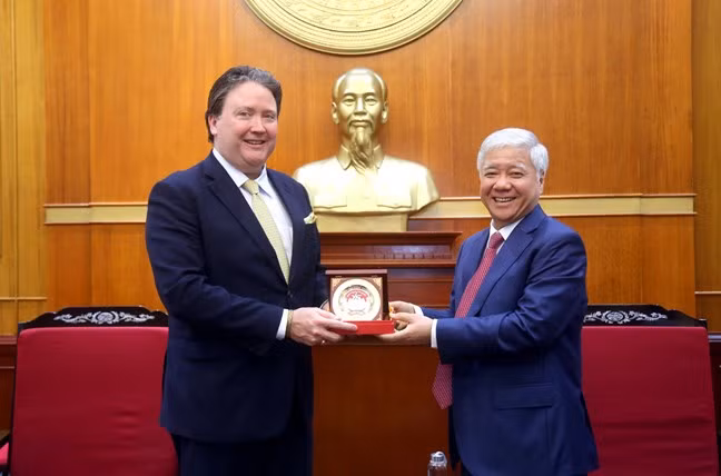 Chủ tịch Ủy ban Trung ương Mặt trận Tổ quốc Việt Nam Đỗ Văn Chiến tặng quà lưu niệm Đại sứ đặc mệnh toàn quyền Hoa Kỳ tại Việt Nam Marc E. Knapper.