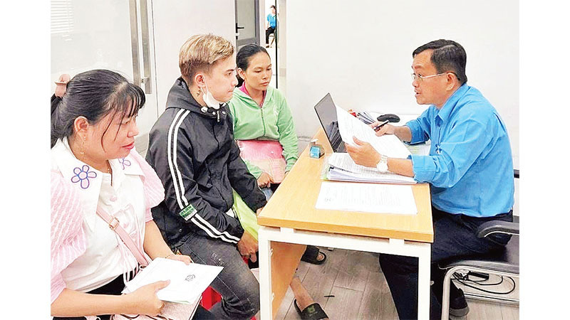 Tư vấn viên Trung tâm Tư vấn pháp luật-Liên đoàn Lao động thành phố được người lao động ủy quyền khởi kiện Công ty TNHH sản xuất-thương mại-dịch vụ Vinh Thông.