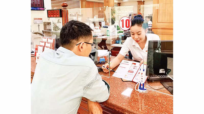 Khách hàng giao dịch với ngân hàng tại Thành phố Hồ Chí Minh.