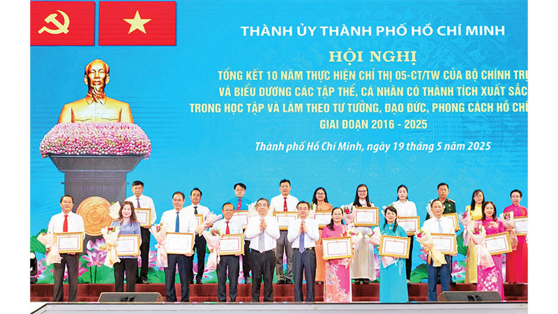 Thành ủy Thành phố Hồ Chí Minh biểu dương các tập thể, cá nhân có thành tích xuất sắc trong học tập và làm theo Bác giai đoạn 2016-2025. (Ảnh QUỐC THANH)