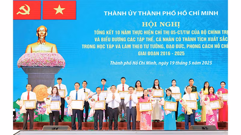 Thành ủy Thành phố Hồ Chí Minh biểu dương các tập thể, cá nhân có thành tích xuất sắc trong học tập và làm theo Bác giai đoạn 2016-2025. (Ảnh QUỐC THANH)