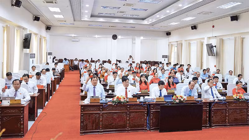 Đại biểu Hội đồng nhân dân tỉnh Cà Mau biểu quyết thông qua Nghị quyết về Đề án hợp nhất tỉnh Cà Mau và Bạc Liêu thành tỉnh Cà Mau.