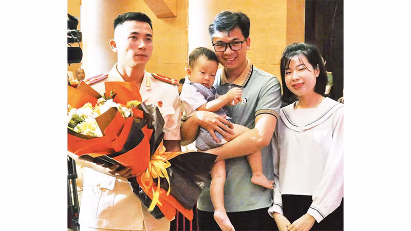 Gia đình anh Phạm Tiến Quang Kỳ tặng hoa Thượng úy Nguyễn Viết Quân.