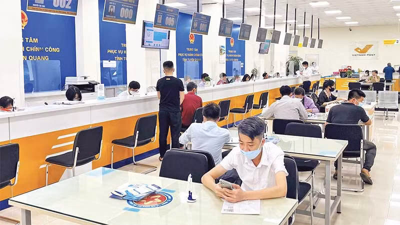 Công dân thực hiện thủ tục ở Trung tâm Phục vụ hành chính công tỉnh.