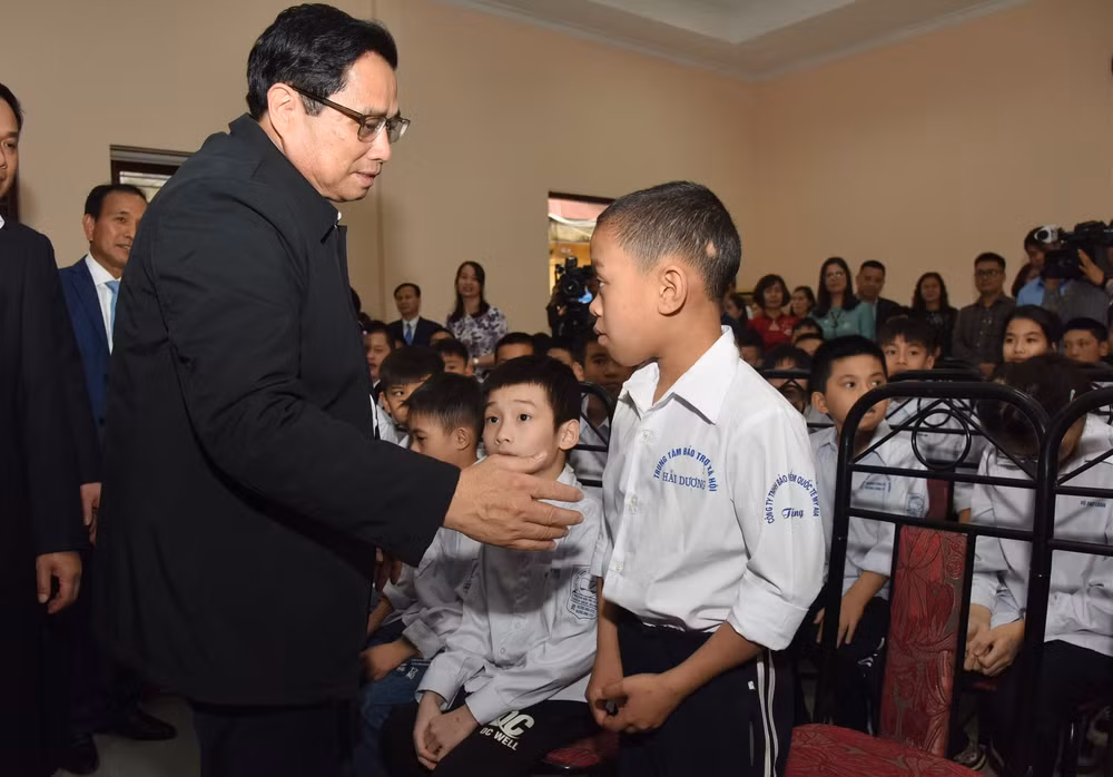 Thủ tướng Phạm Minh Chính Thăm hỏi và động viên các cháu học sinh. (Ảnh: TRẦN HẢI)