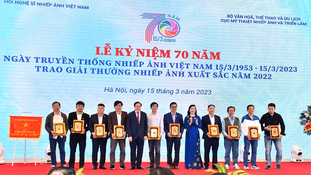 Các nghệ sĩ nhiếp ảnh được trao Giải thưởng Nhiếp ảnh xuất sắc năm 2022. (Ảnh: ĐĂNG KHOA)