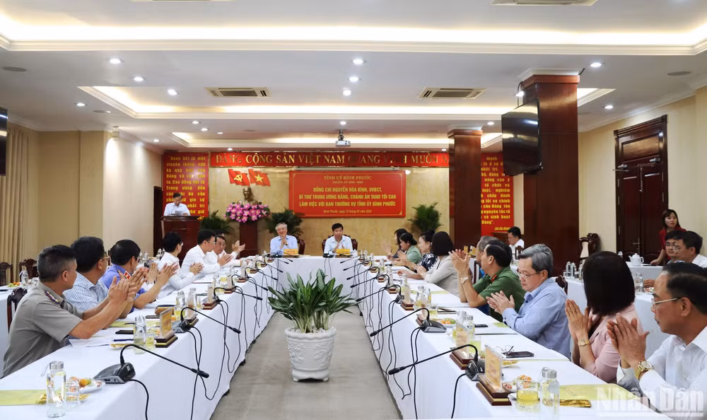 Đoàn công tác của Tòa án nhân dân tối cao làm việc với Ban Thường vụ Tỉnh ủy Bình Phước.