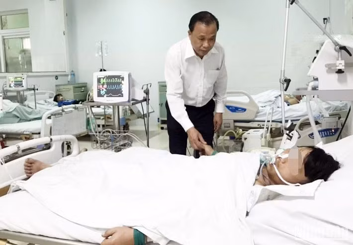 Giám đốc Sở Y tế tỉnh Quảng Nam Mai Văn Mười thăm bệnh nhân ngộ độc thực phẩm điều trị tại Bệnh viện Đa khoa khu vực miền núi phía bắc Quảng Nam.