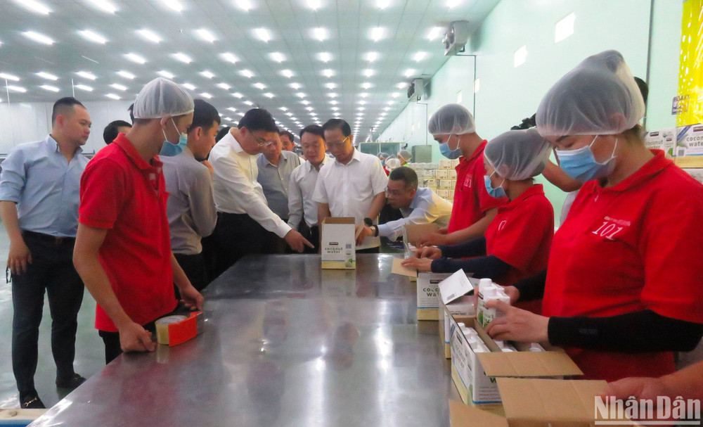 Đoàn công tác Bộ Ngoại giao đến thăm hoạt động sản xuất của doanh nghiệp tại Khu công nghiệp An Hiệp.