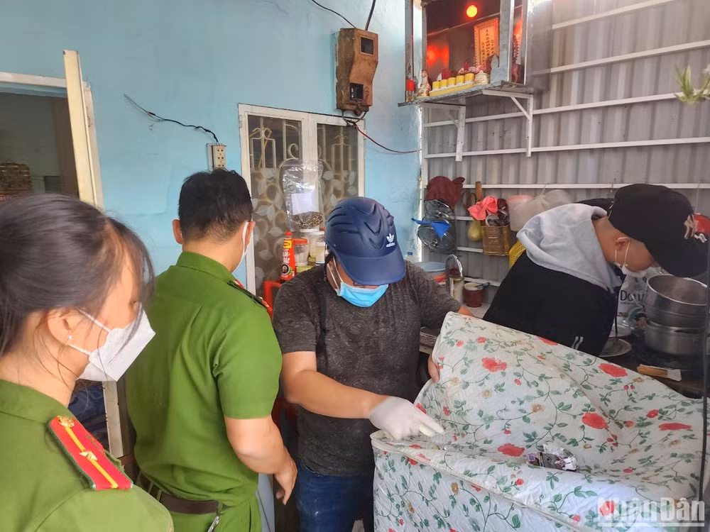 Lực lượng chức năng khám xét nơi ở của các đối tượng. (Ảnh Công an cung cấp)