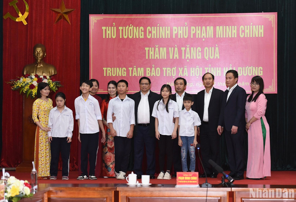 Thủ tướng Phạm Minh Chính thăm hỏi và tặng quà cho giáo viên, học sinh của Trung tâm Bảo trợ xã hội tỉnh Hải Dương. (Ảnh: TRẦN HẢI)