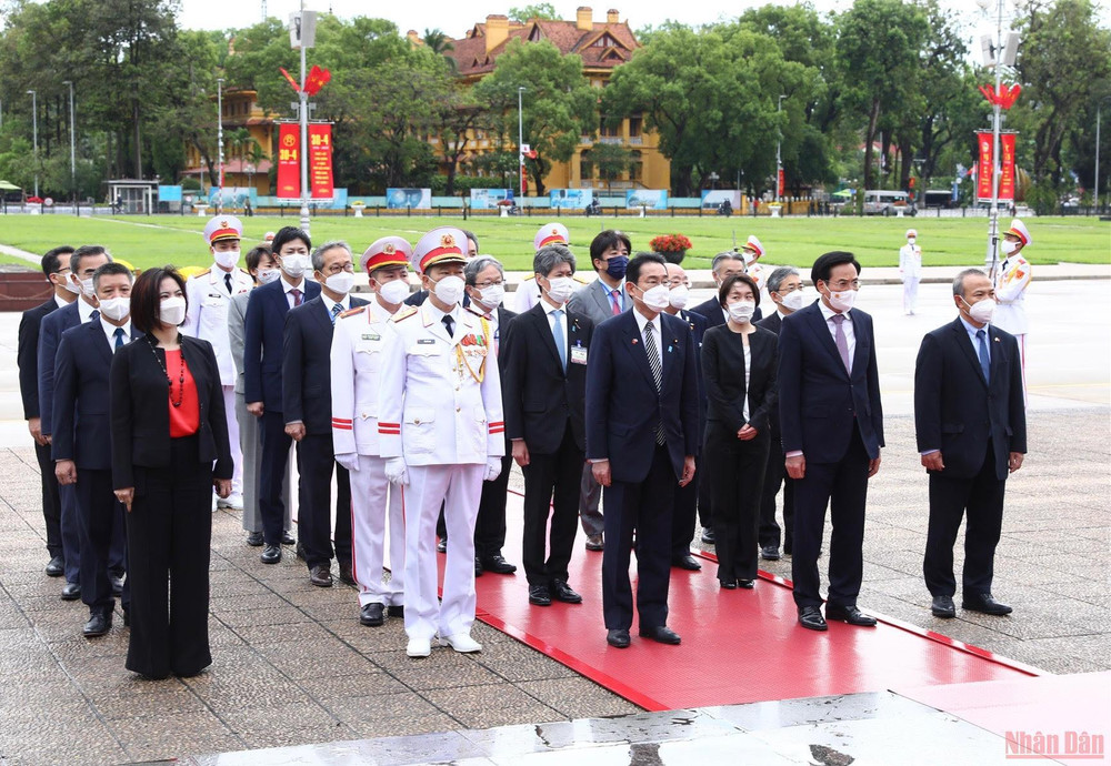 Trong chương trình chuyến thăm chính thức Việt Nam, sáng 1/5/2022, Thủ tướng Nhật Bản Kishida Fumio đến đặt vòng hoa và vào Lăng viếng Chủ tịch Hồ Chí Minh. Lễ đón Thủ tướng Nhật Bản Kishida Fumio thăm chính thức Việt Nam -0