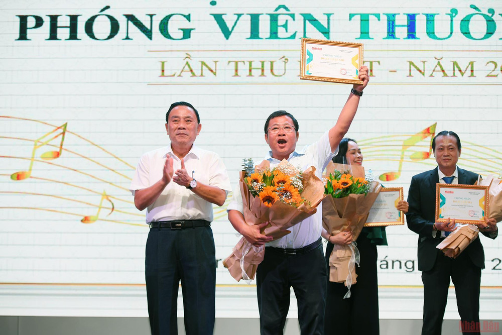 Cơ quan Thường trực TP Hồ Chí Minh giành giải Nhì toàn đoàn. Cuộc thi Giọng hát hay phóng viên thường trú Báo Nhân Dân lần thứ Nhất. -0