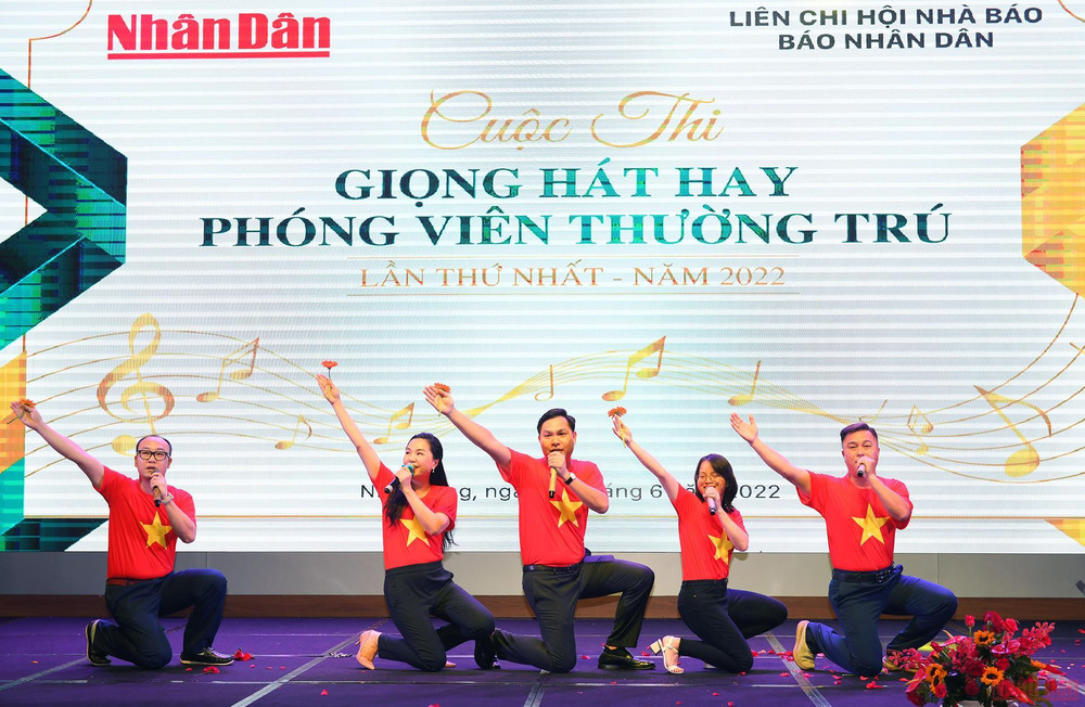 Tiết mục "Giai điệu tự hào" của Ban Quản lý phóng viên thường trú. Cuộc thi Giọng hát hay phóng viên thường trú Báo Nhân Dân lần thứ Nhất. -0