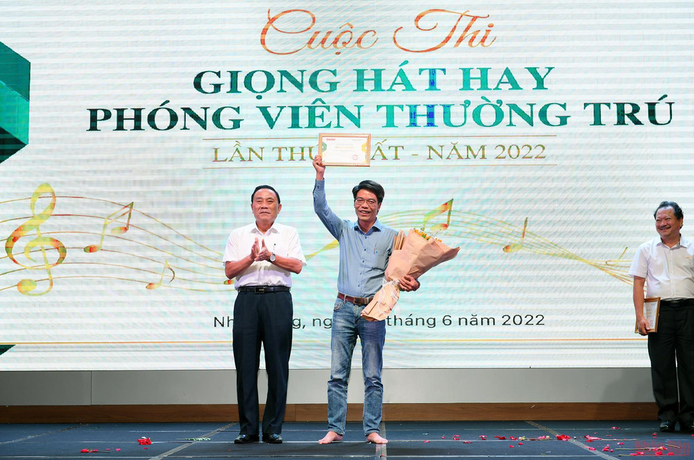 Tiết mục "Đôi chân trần" của Mai Văn Bảo, đơn vị Cơ quan Thường trực Đà Nẵng giành giải Nhất - đơn ca. Cuộc thi Giọng hát hay phóng viên thường trú Báo Nhân Dân lần thứ Nhất. -0