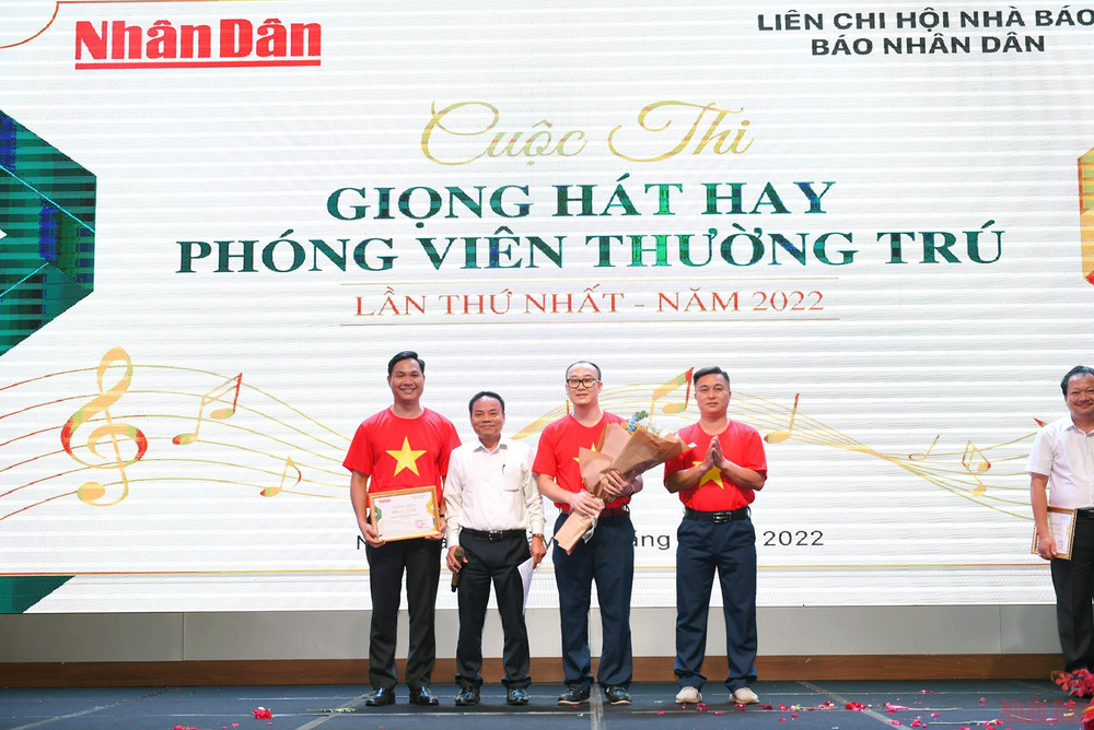 Đồng chí Đinh Như Hoan, Phó Tổng Biên tập, Chủ tịch Liên Chi hội Nhà báo Báo Nhân Dân trao giải cho tiết mục tốp ca hay nhất. Cuộc thi Giọng hát hay phóng viên thường trú Báo Nhân Dân lần thứ Nhất. -0