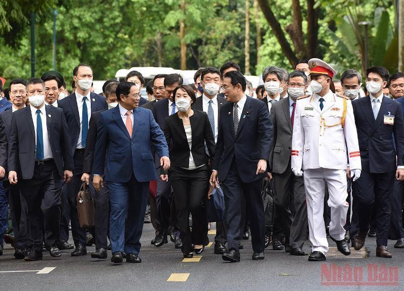 Thủ tướng Phạm Minh Chính và Thủ tướng Nhật Bản Kishida Fumio tại lễ đón. Lễ đón Thủ tướng Nhật Bản Kishida Fumio thăm chính thức Việt Nam -0