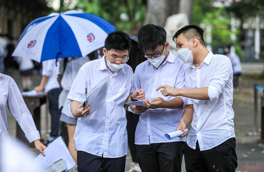 Ngày mai (8/7), các thí sinh sẽ tiếp tục kỳ thi với các môn: Ngoại ngữ, Khoa học tự nhiên (gồm các môn thành phần Vật lý, Hóa học, Sinh học) và Khoa học xã hội (gồm các môn thành phần Lịch sử, Địa lý, Giáo dục công dân). Phụ huynh đội mưa chờ đón sĩ tử “vượt vũ môn” trong ngày thi đầu tiên -0
