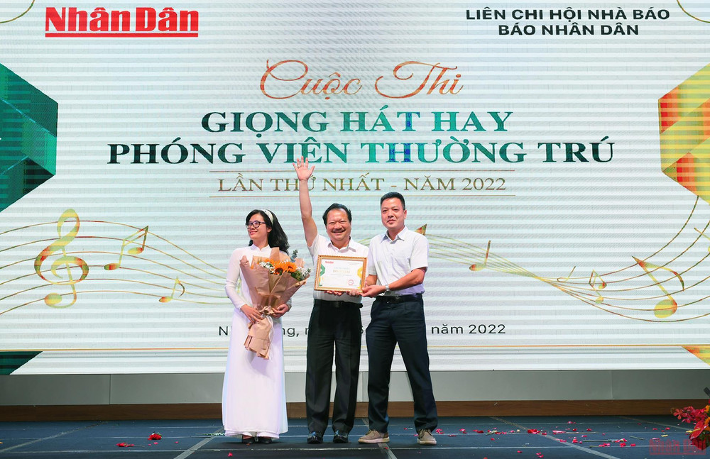 Đồng chí Phan Huy Thắng, Ủy viên Ban Biên tập, Trưởng Ban Thư ký- Biên tập trao giải cho tiết mục song ca hay nhất. Cuộc thi Giọng hát hay phóng viên thường trú Báo Nhân Dân lần thứ Nhất. -0